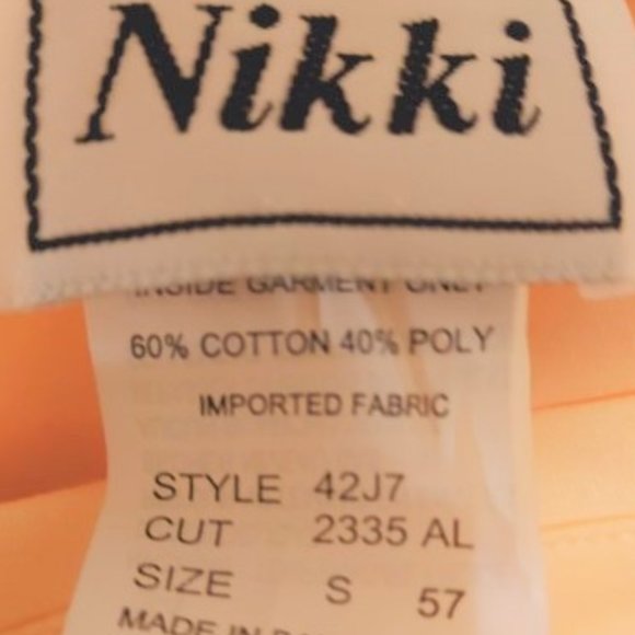 NIKKI Soft Sand Embroidered Multi Floral at below Neckline Top Size S NWT - Picture 5 of 6